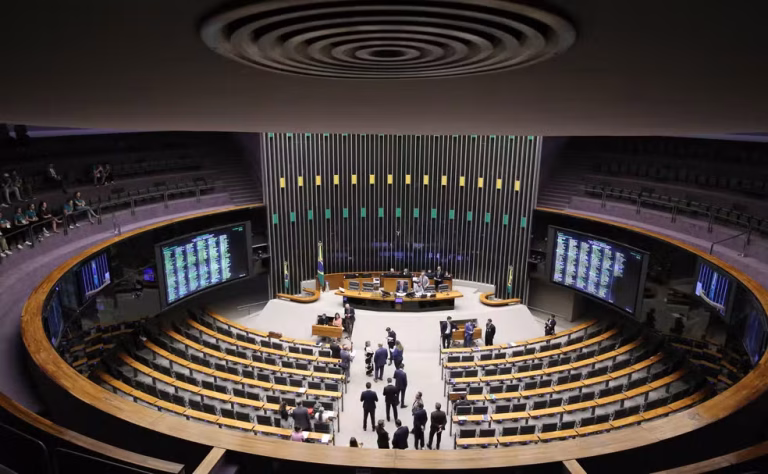 48 dos 53 deputados federais de Minas disputam reeleição em 2026
