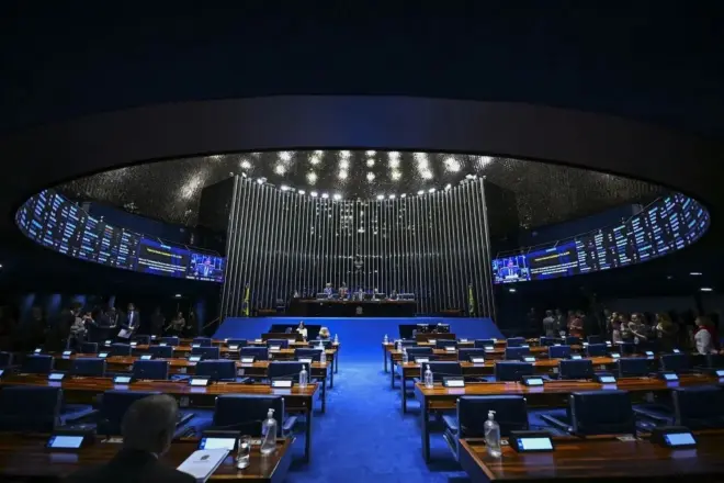 Oposição tenta adiar votação da PEC do fim da escala 6×1