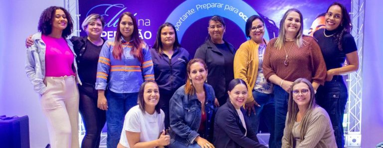 Projeto capacita 15 mulheres para operar máquinas pesadas em Minas