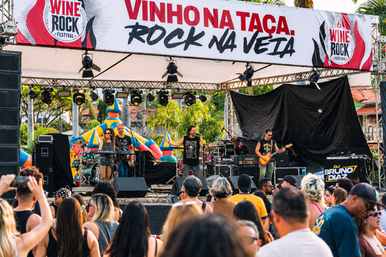 Público acompanha show de rock ao vivo no palco do Wine Rock Festival, evento que reúne música e gastronomia em Belo Horizonte.