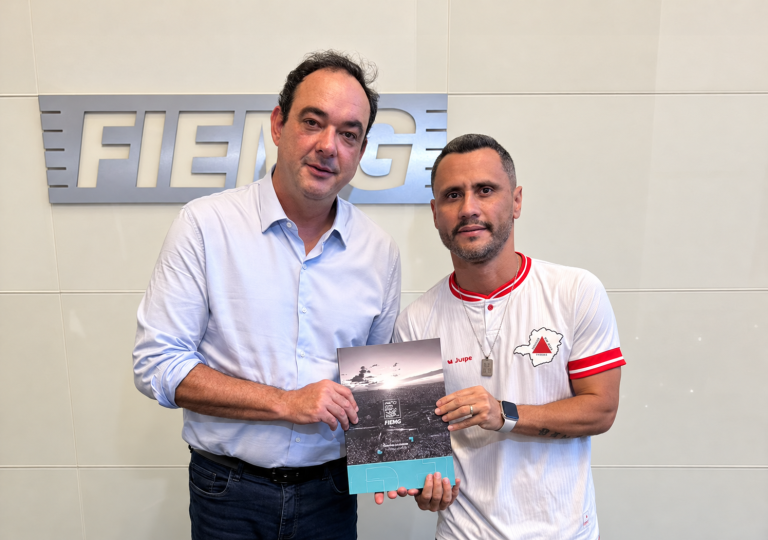 Flávio Roscoe, presidente da FIEMG, e Cleitinho Azevedo, governador eleito de Minas Gerais, seguram o documento Pacto por Minas 2026 na sede da Federação.