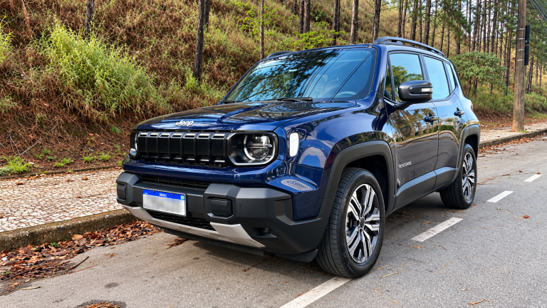 Jeep Renegade Longitude MHEV azul, com motor híbrido de 176 cv, fotografado de frente e de lado em estrada arborizada.