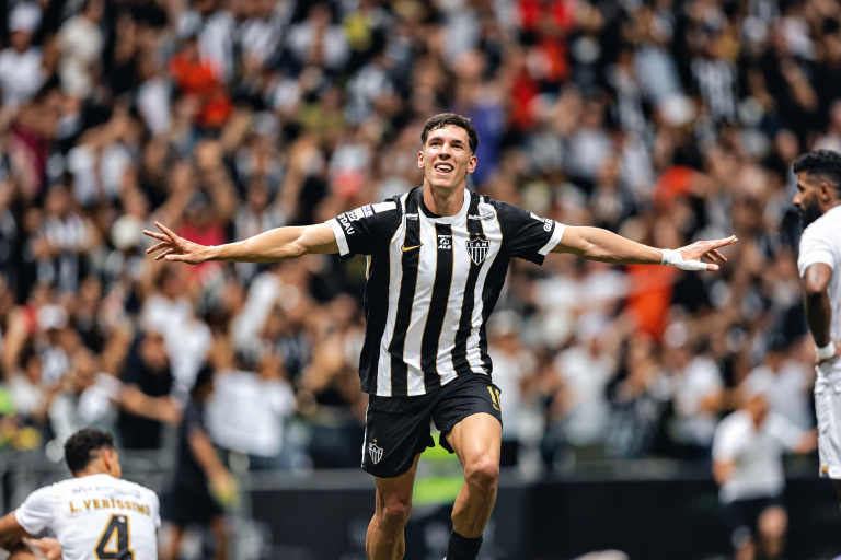 Thiago Borbas comemora com os braços abertos diante da torcida do Atlético na Arena MRV, após a virada sobre o Santos.