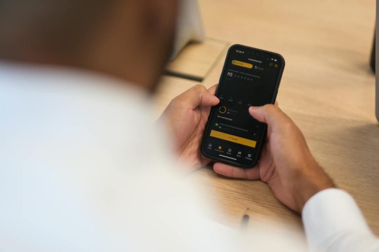 XP lança conta digital para crianças e adolescentes com Pix e investimentos