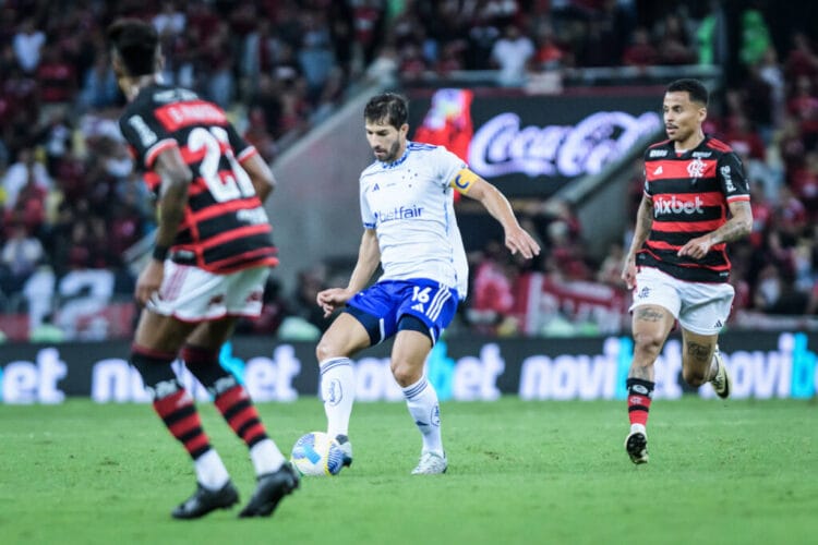Cruzeiro luta, mas perde para o Flamengo por 2 a 1, no Maracanã