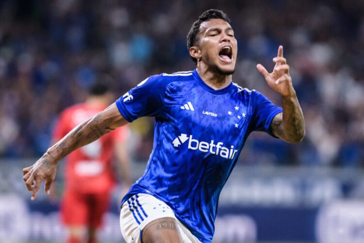 Cruzeiro vence Athletico-PR no Mineirão por 2 a 0