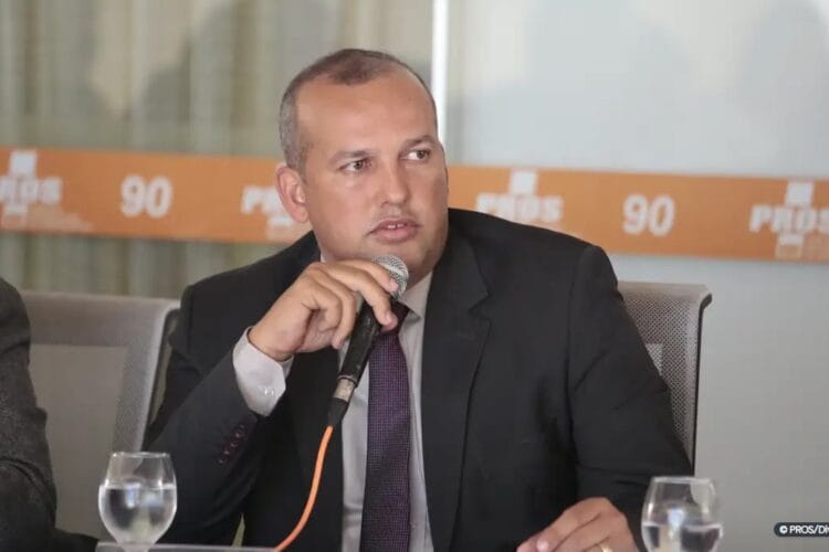 Presidente do Solidariedade se entrega à Polícia Federal em Brasília