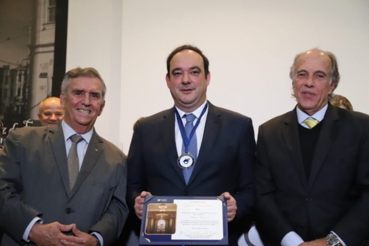 Flávio Roscoe é homenageado com a Comenda Daniel Pinto Corrêa