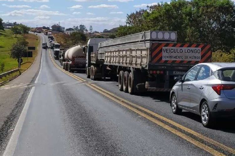 População bloqueia rodovia BR 491 – Balcao News – Notícias de BH
