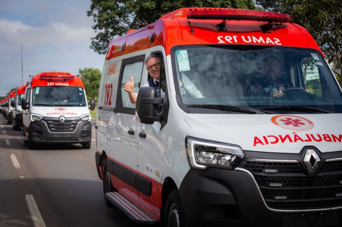 Governo entrega 156 ambulâncias a 114 cidades