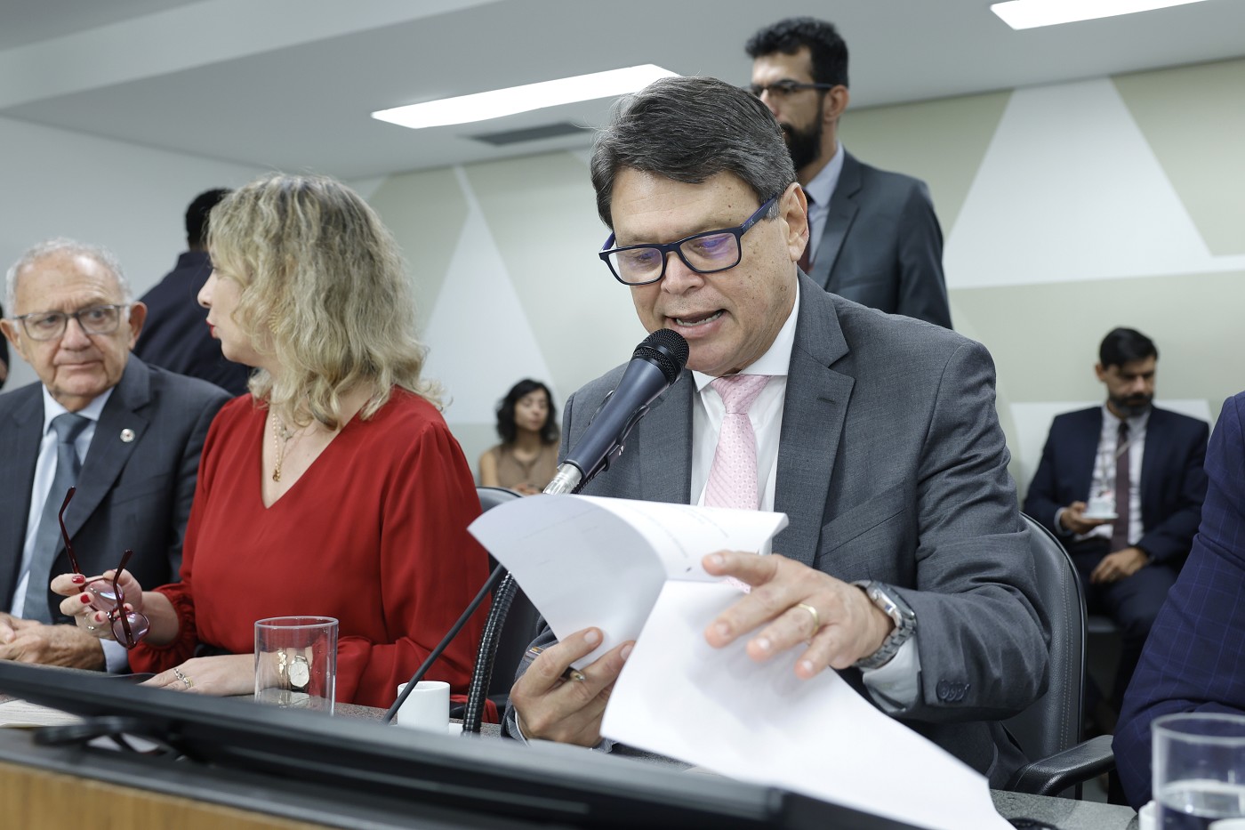 Revisão salarial de servidores de Poderes e órgãos estaduais avança na ALMG