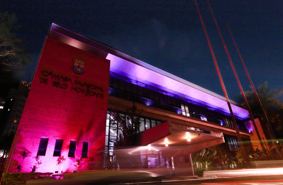 Câmara de BH ilumina fachada de roxo em apoio à conscientização sobre doenças raras