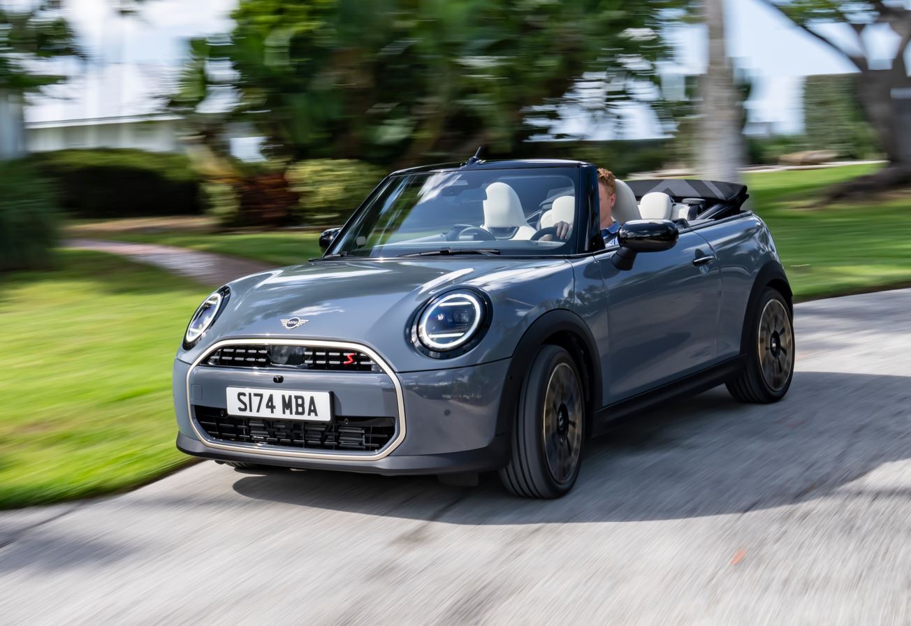 Novo MINI Cooper S Cabrio chega com motor turbo e estilo icônico