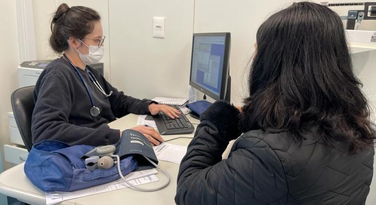 Cinco centros de saúde estão abertos neste sábado para atendimento e vacinação contra gripe