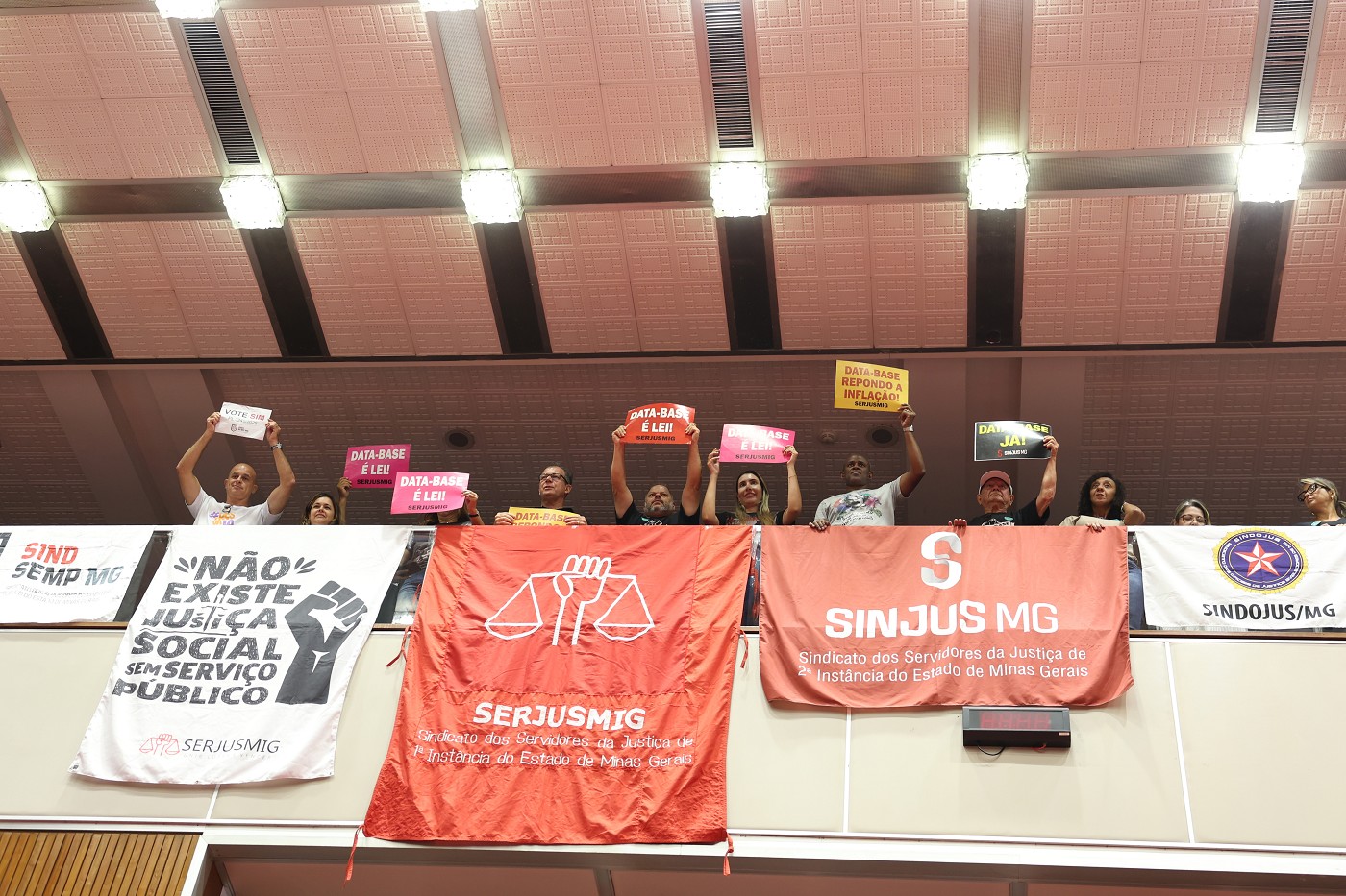 Zema sanciona leis que concedem revisão salarial a servidores de órgãos estaduais