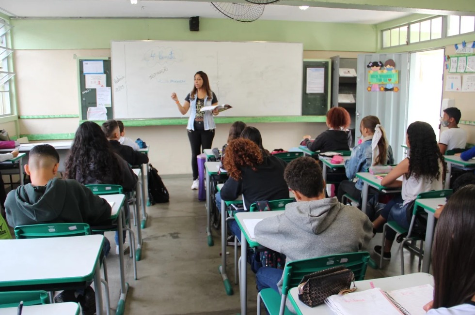 Governo de Minas sanciona reajuste salarial de 5,26% para profissionais da educação básica
