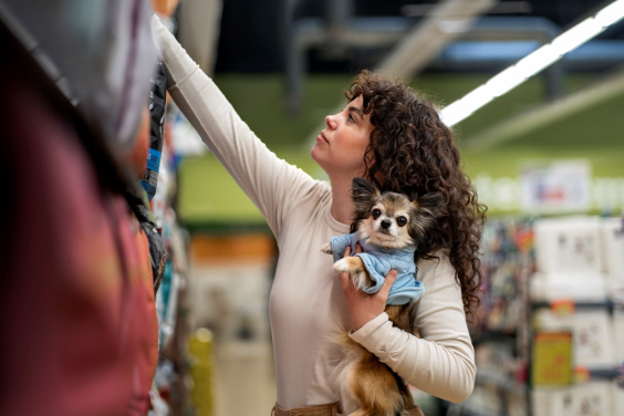 Câmara de BH avança em projeto que torna opcional a entrada de animais em supermercados