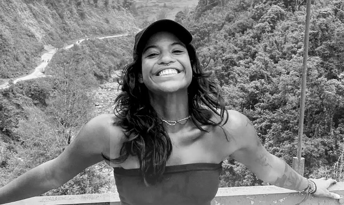 Morre brasileira que caiu em penhasco de vulcão na Indonésia