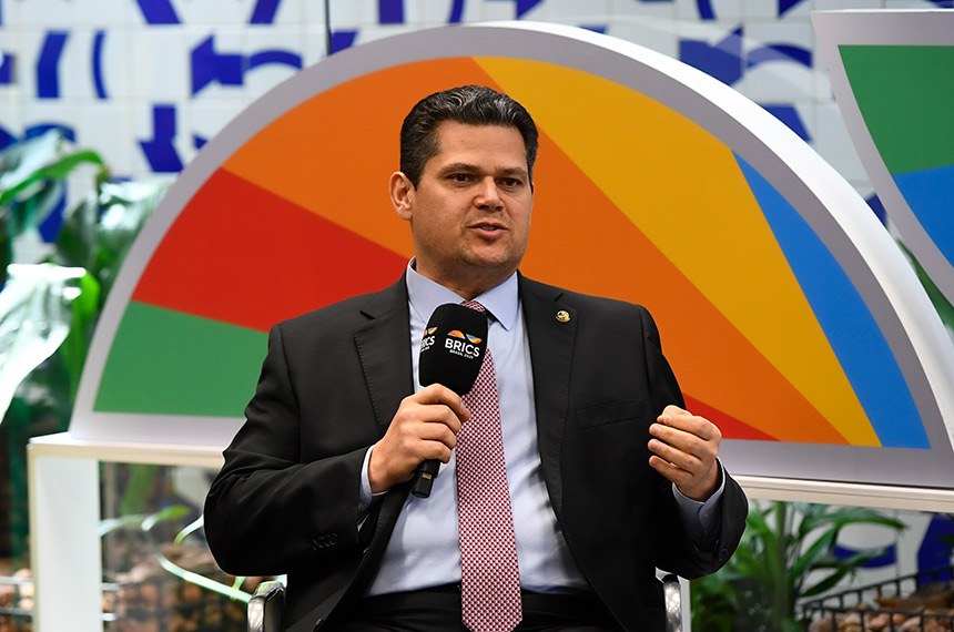 Alcolumbre quer votar até junho projeto que amplia número de deputados federais