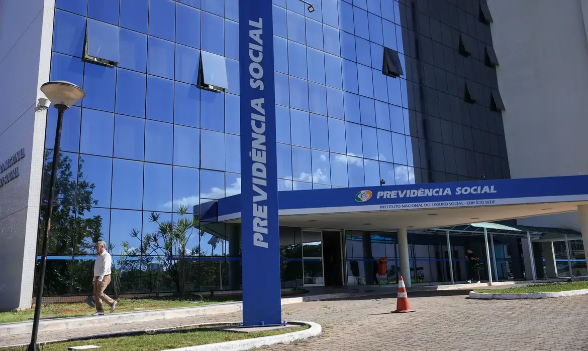 INSS começa a devolver descontos ilegais a aposentados em julho