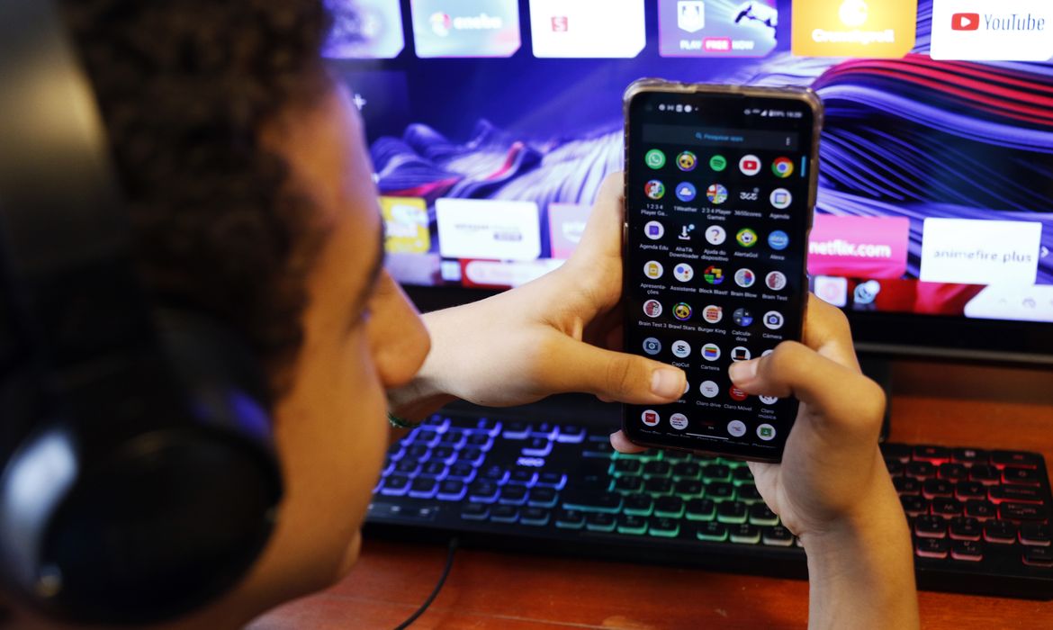 Senado aprova projeto para proteger crianças no ambiente digital