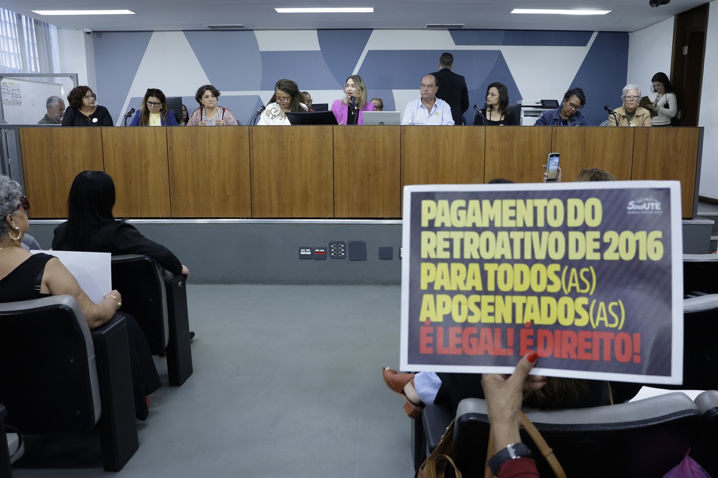Governo de Minas não define data para pagar retroativos da educação