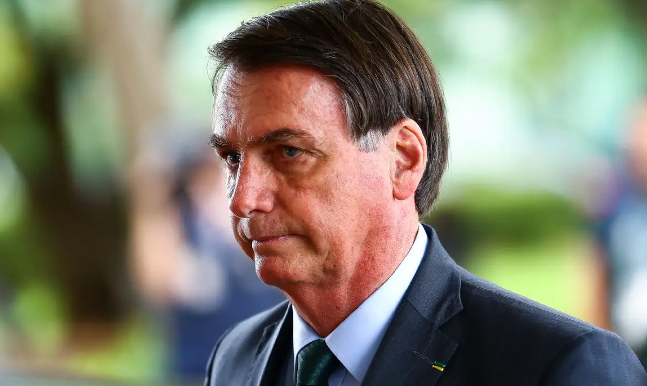 Moraes determina vigilância integral na casa de Bolsonaro