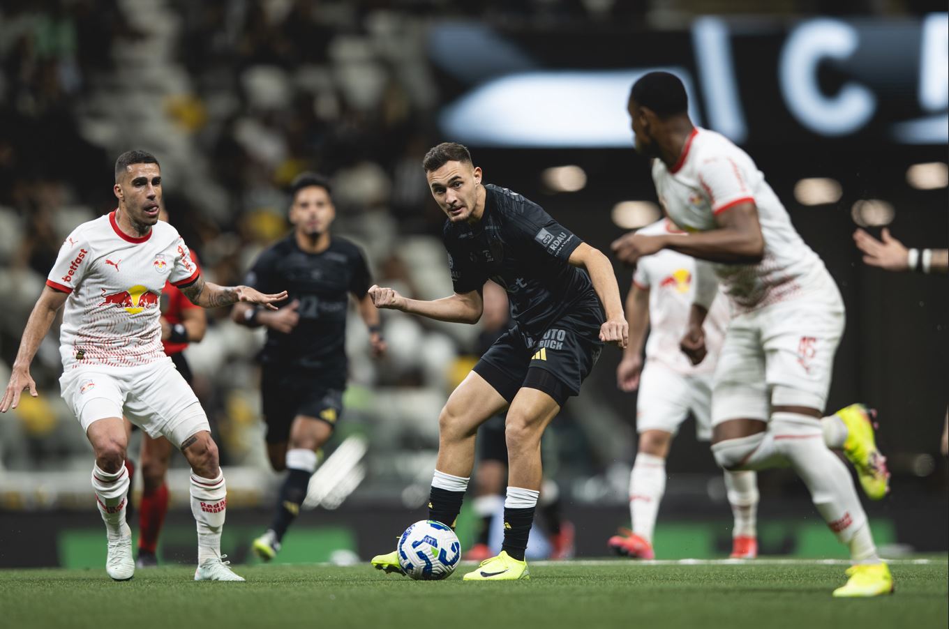 Galo dá susto na torcida, mas ganha do Bragantino por 2 a 1