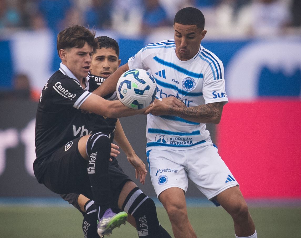 Cruzeiro vence o Botafogo por 2 a 0 e segue no topo