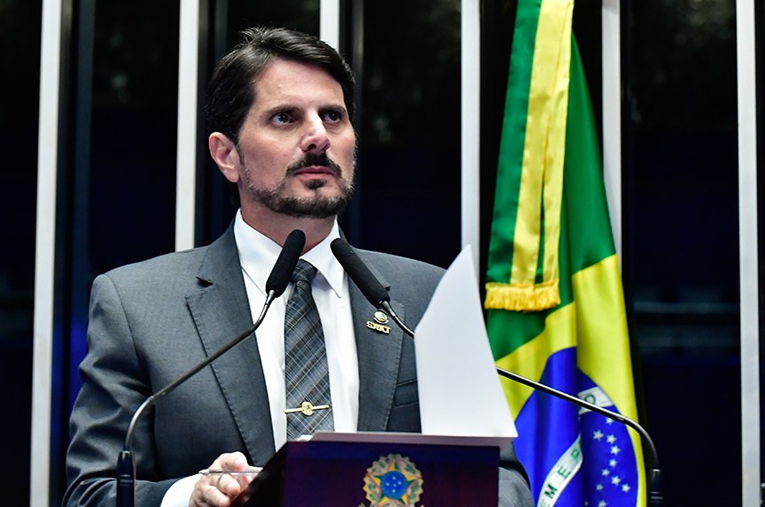 Senador Marcos do Val usa tornozeleira por ordem do STF