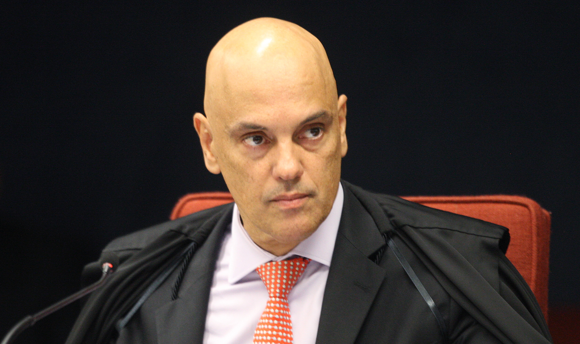 Moraes decreta prisão domiciliar de Bolsonaro