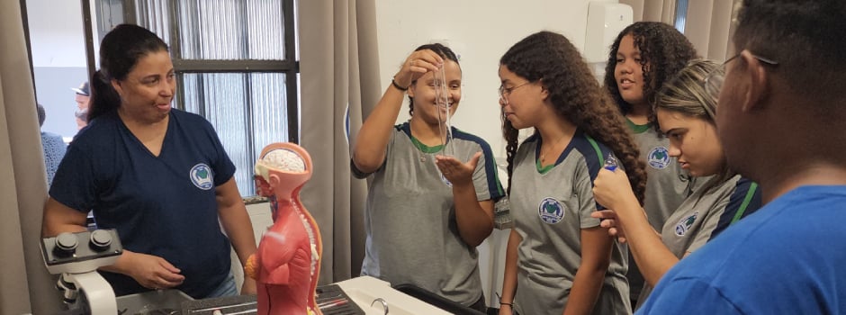 Minas distribui 145 laboratórios móveis de Ciências