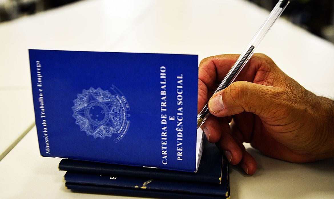 Desemprego no Brasil cai para 5,6%, menor da série