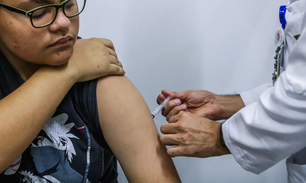 Vacinação contra HPV é prorrogada para jovens de 15 a 19 anos