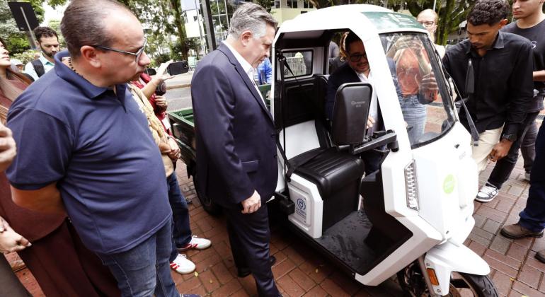 PBH apresenta triciclo elétrico que vai substituir as carroças