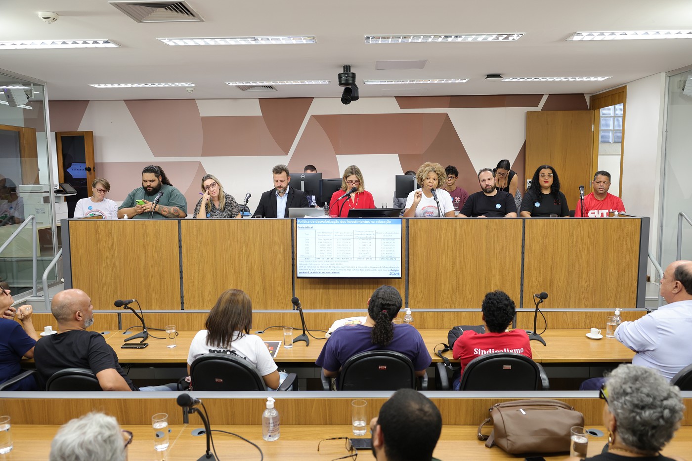 Trabalhadores da educação básica de Minas Gerais reivindicam recomposição salarial de 41,83%
