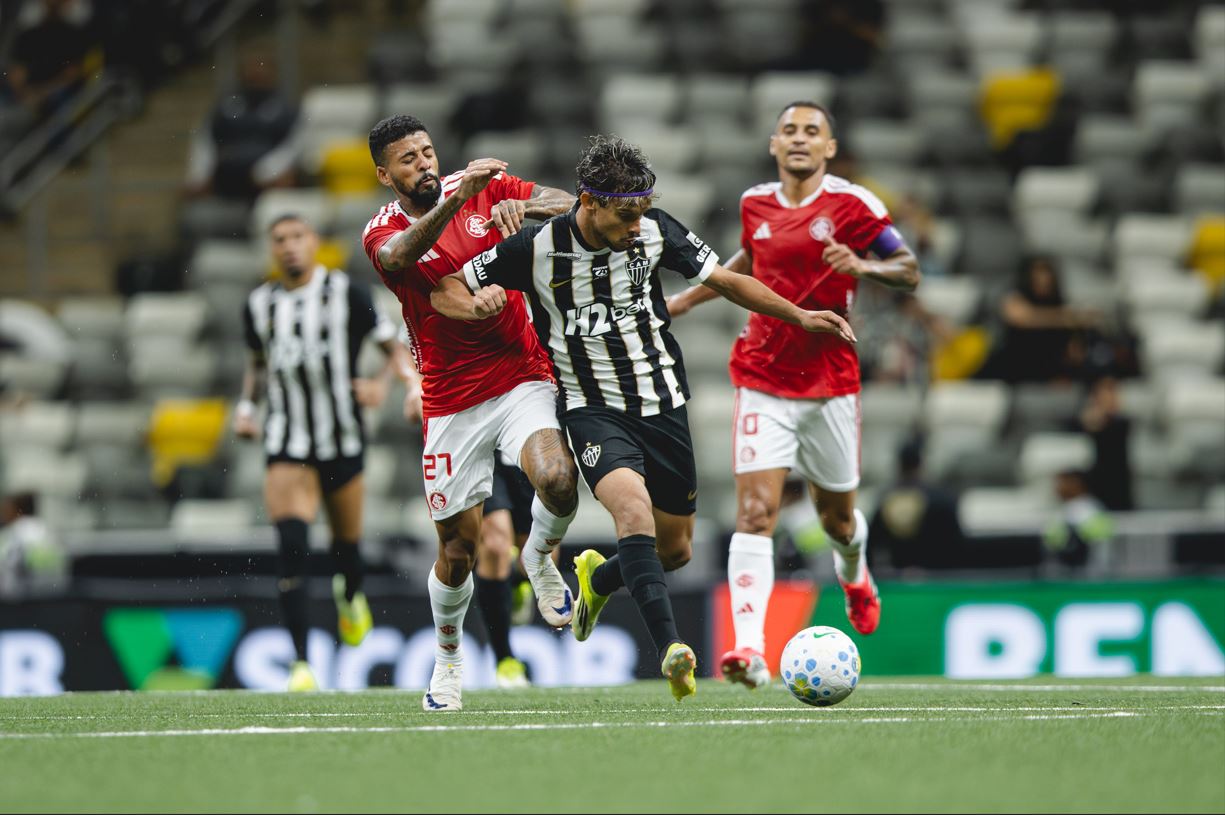 Galo bate o Inter e vence 1ª no Brasileirão 2026
