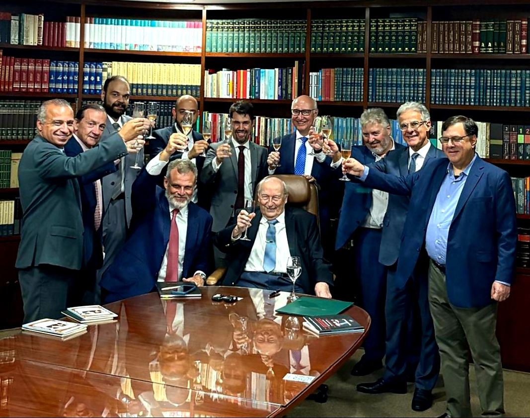 Ives Gandra assume cadeira 19 na ANDD em cerimônia solene