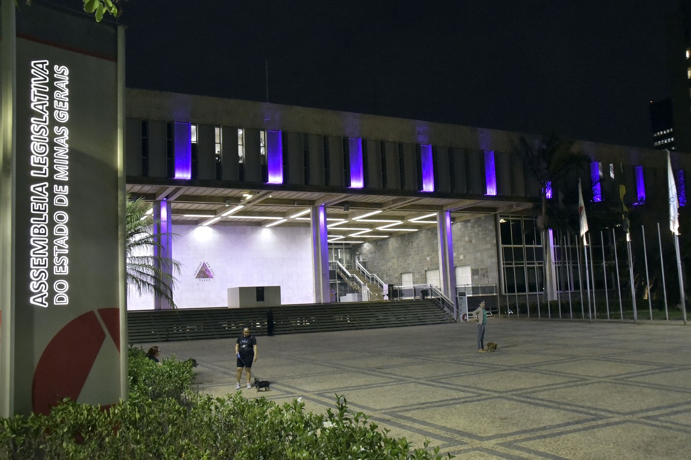 ALMG ganha iluminação rosa pelo Dia da Mulher