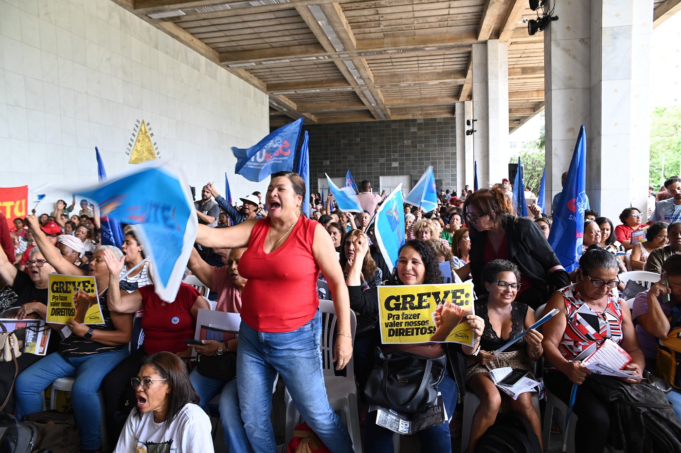 Comissão da ALMG debate reivindicações de servidores da educação em meio à greve