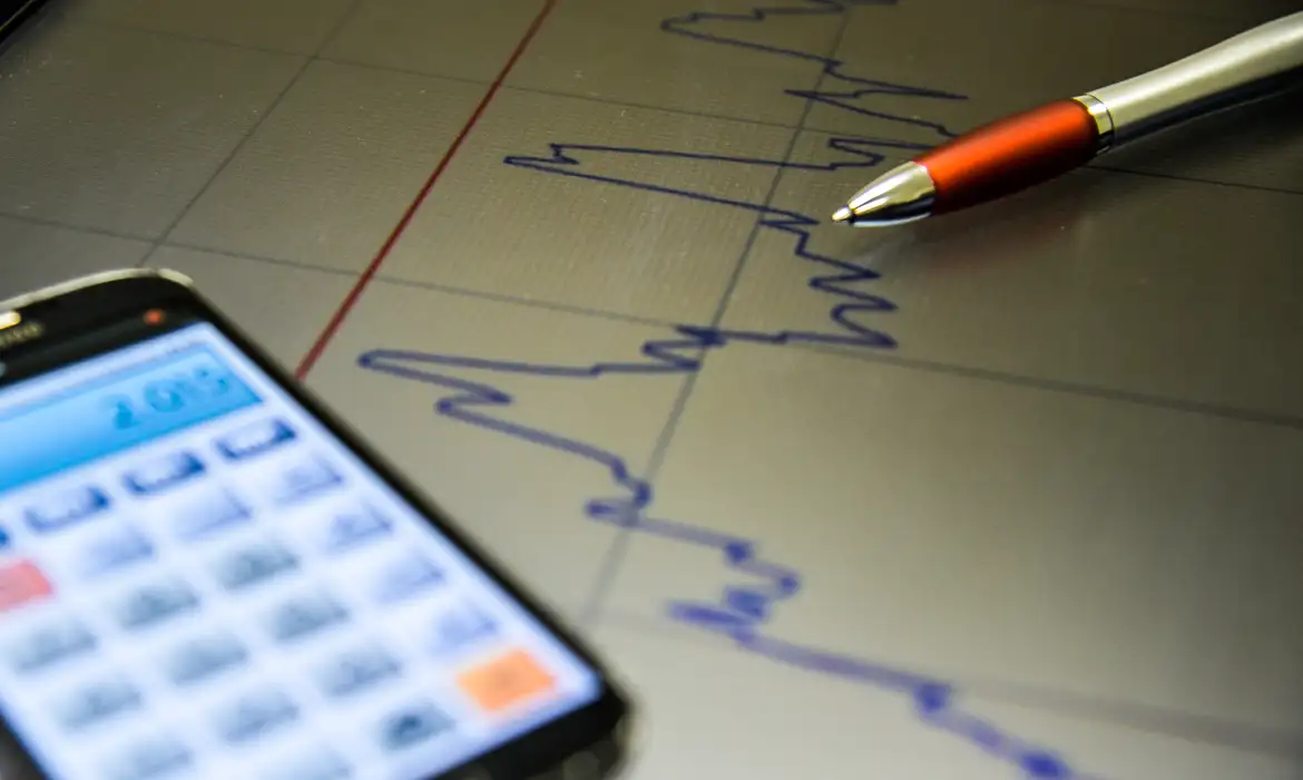 Gasolina e leite puxam alta da inflação em BH, aponta IPEAD