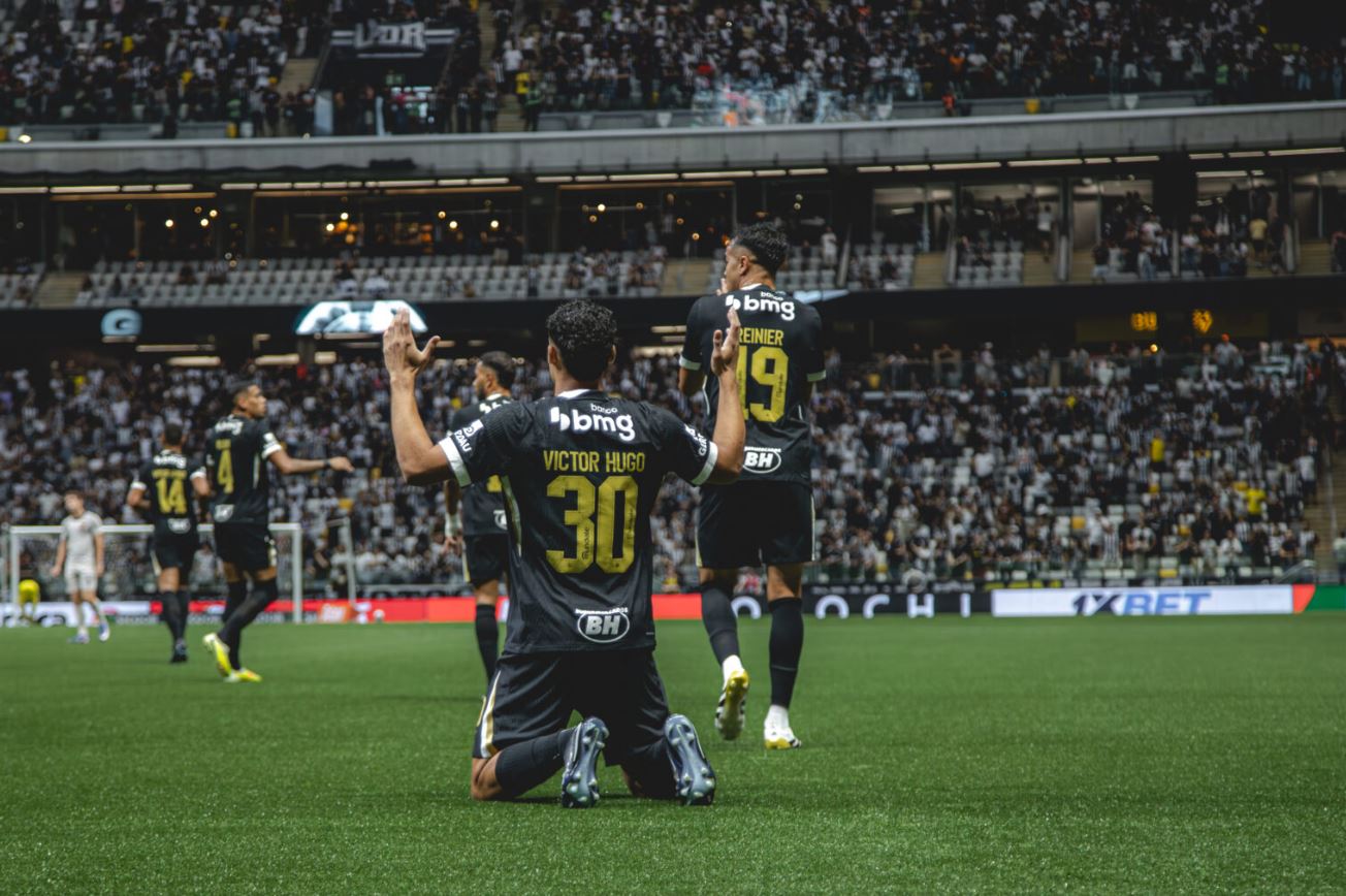 Atlético vence Athletico-PR e sobe no Brasileirão