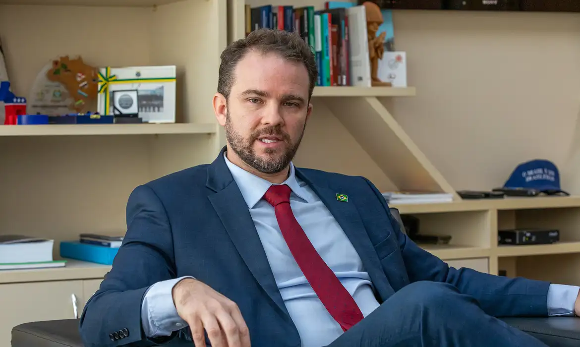 Governo libera R$ 7 bilhões do FGTS para trabalhadores endividados