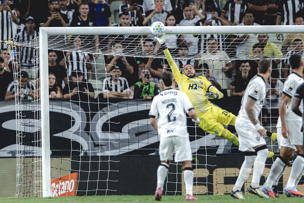 Everson fazendo uma defesa contra o Ceara