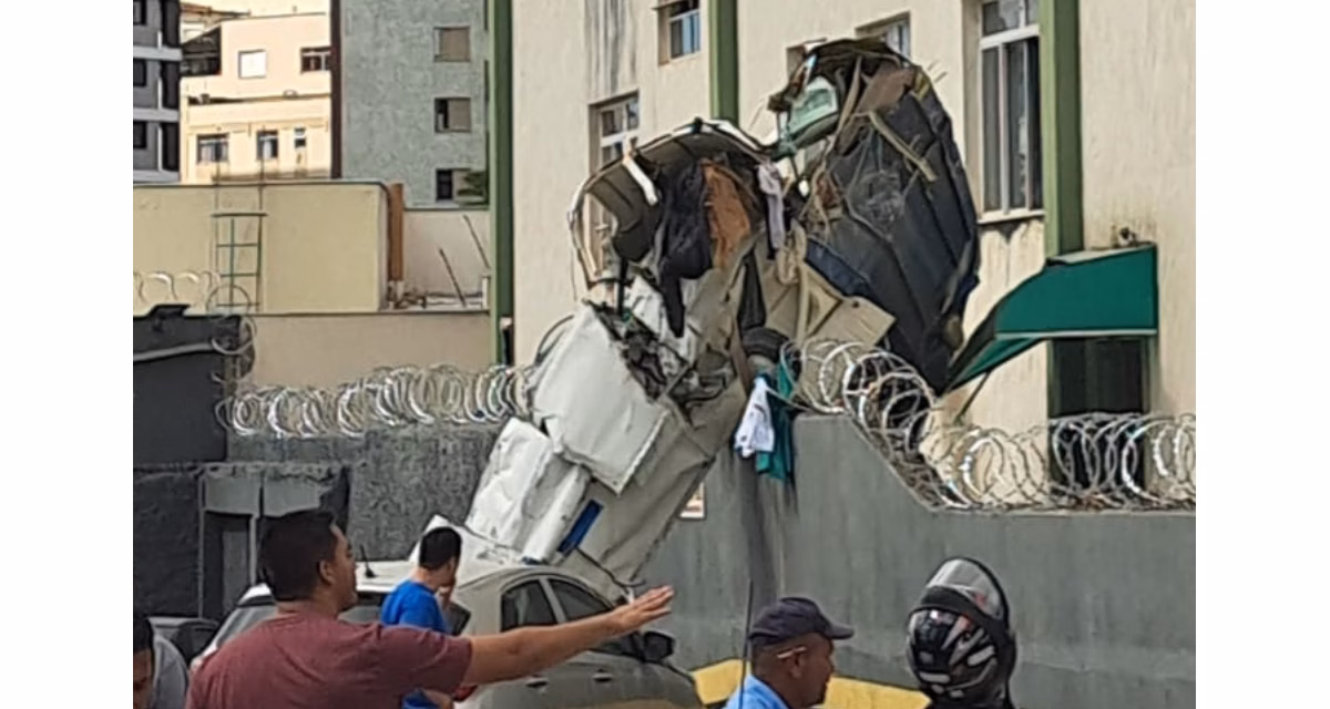 Avião cai em BH e deixa dois mortos