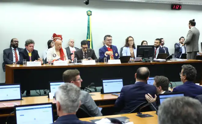 Comissão aprova relatório contra escala 6×1