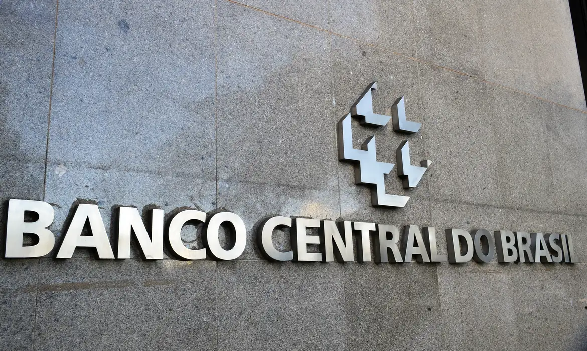 Mercado eleva previsão da Selic para 2026