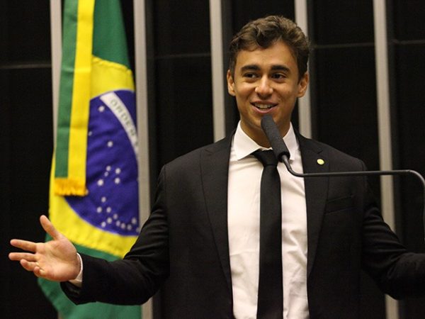 Nikolas Ferreira critica decisão de Moraes de restringir visitas de Flávio Bolsonaro ao pai
