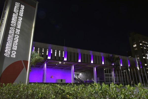 ALMG adere ao Agosto Lilás com iluminação especial